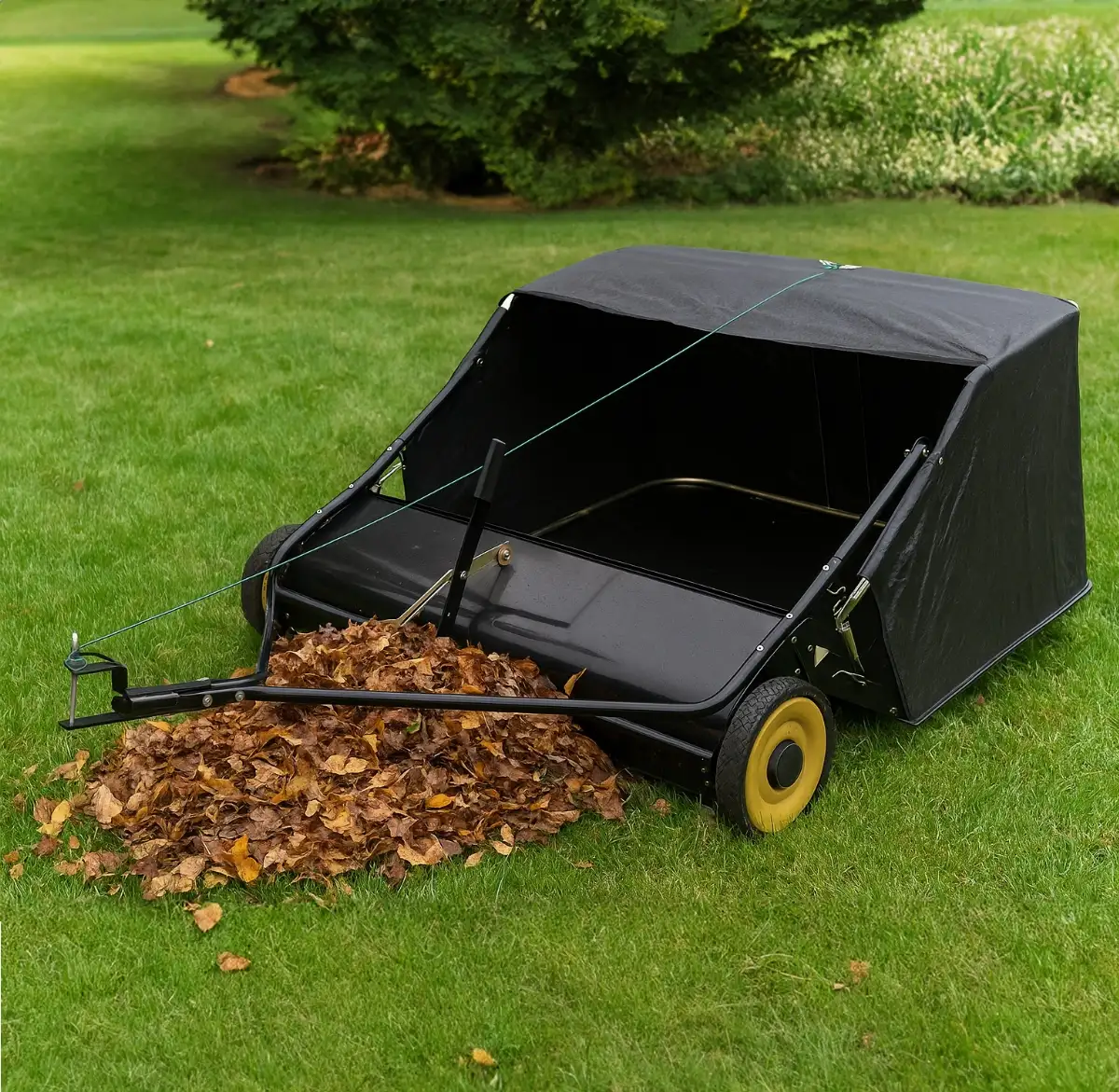 Balai ramasseur tracté pour herbe et feuille autoportée 380 litres